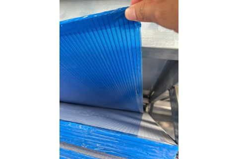 Tấm polycarbonate rỗng solar light dày 4mm giá rẻ